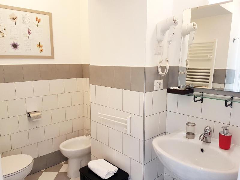 Small Double Room image 3