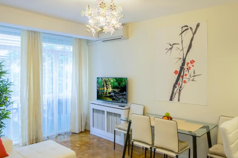 Luxury One-Bedroom Apartment image 4