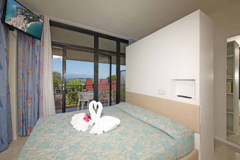 Hotel Holiday - image 4