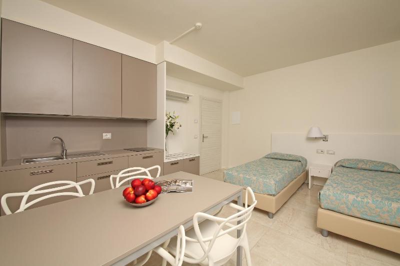 Hotel Holiday - image 27