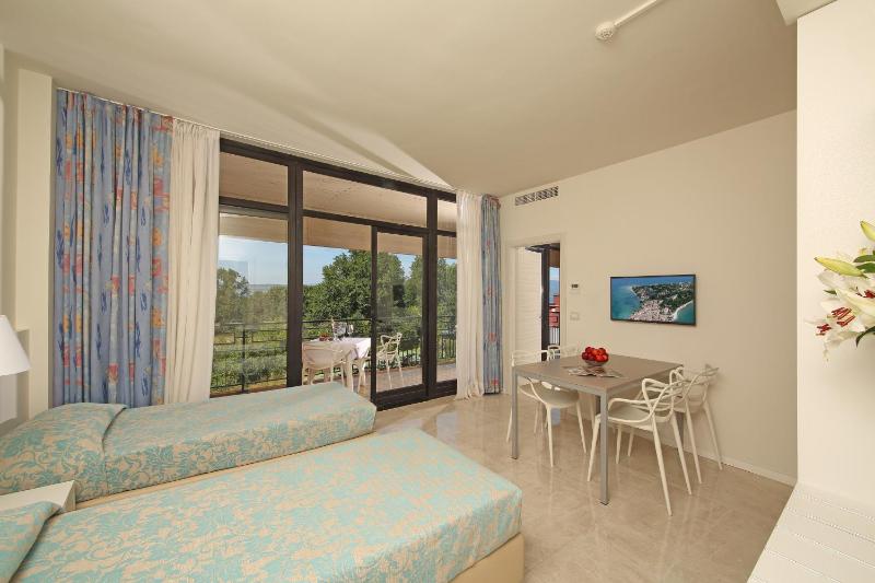Hotel Holiday - image 26
