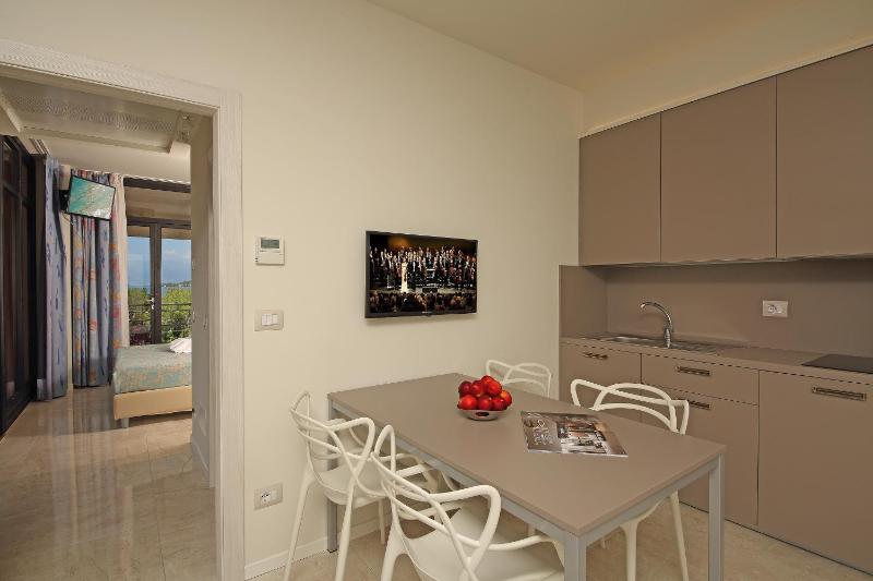 Hotel Holiday - image 23