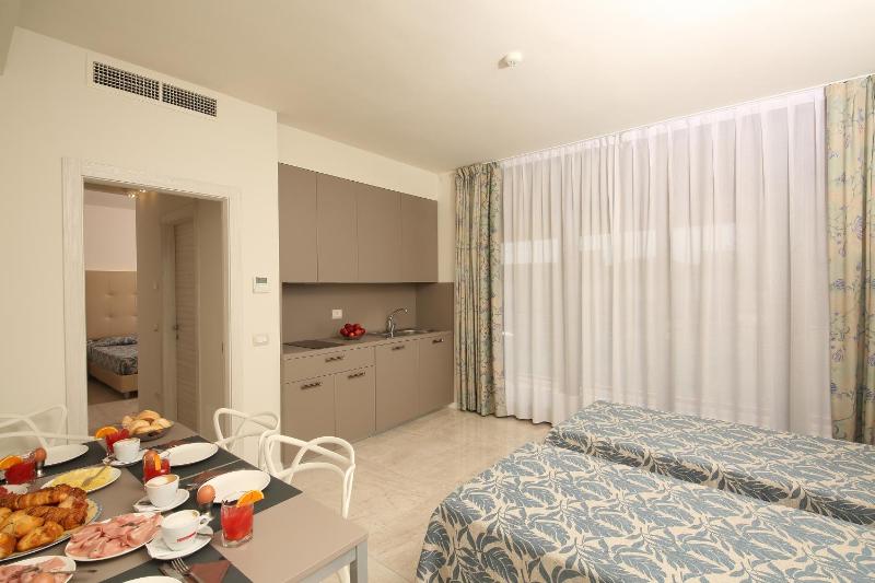 Hotel Holiday - image 15
