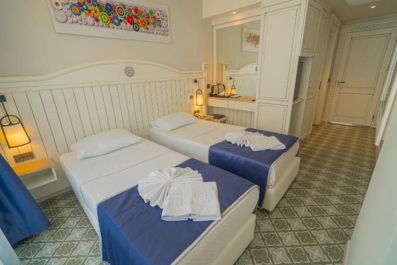 Deluxe Double or Twin Room with French Balcony and Land View image 1