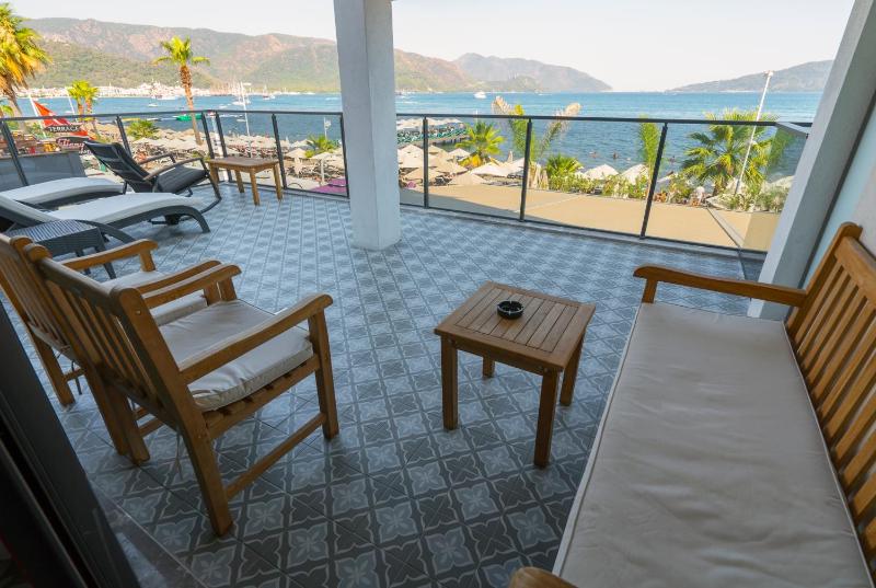 Deluxe Double Room with Terrace and Sea View image 2