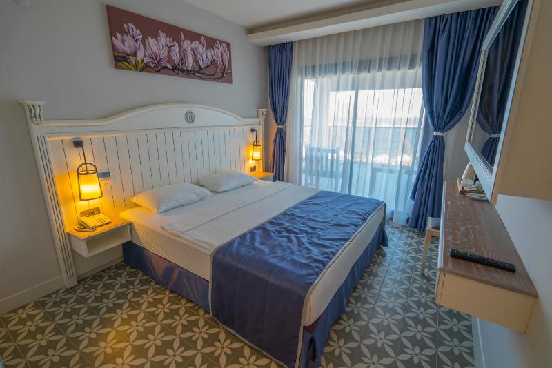 Deluxe Double Room with Terrace and Sea View image 3