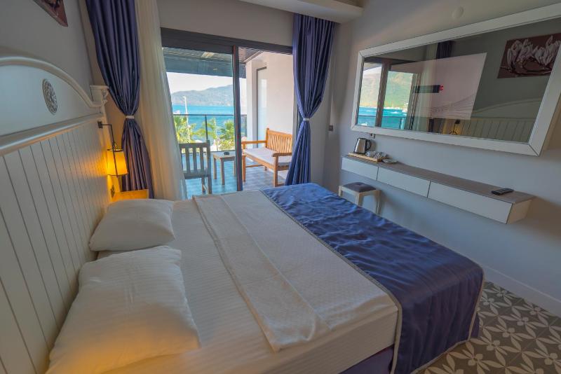 Deluxe Double Room with Terrace and Sea View image 4