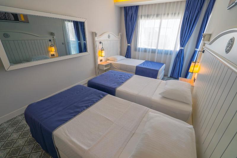 Triple Room with balcony and side Sea View image 4