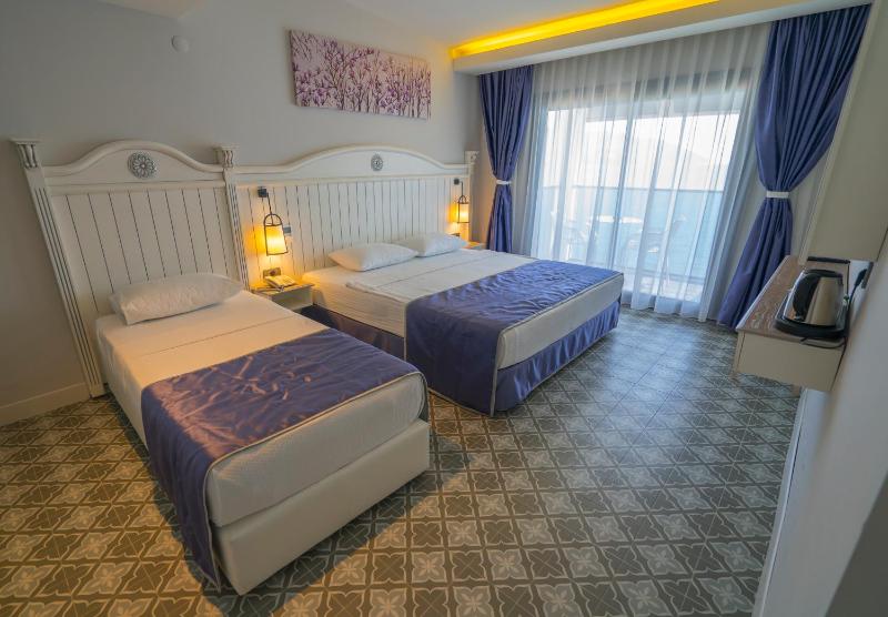 Deluxe Triple Room with Sea View image 2