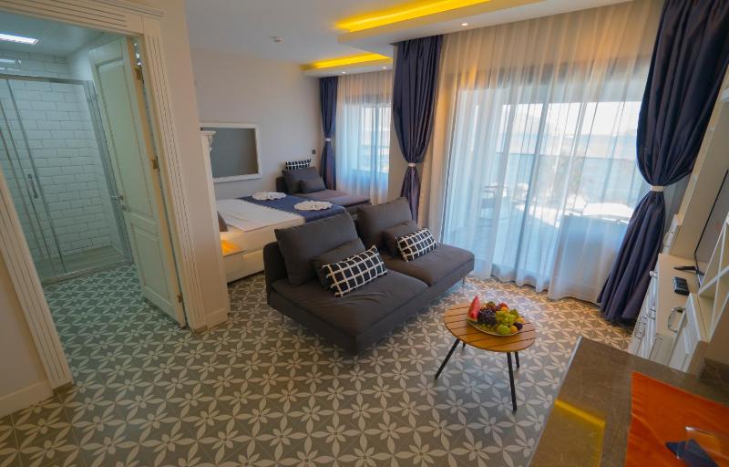 Suite with Terrace and Sea View image 4