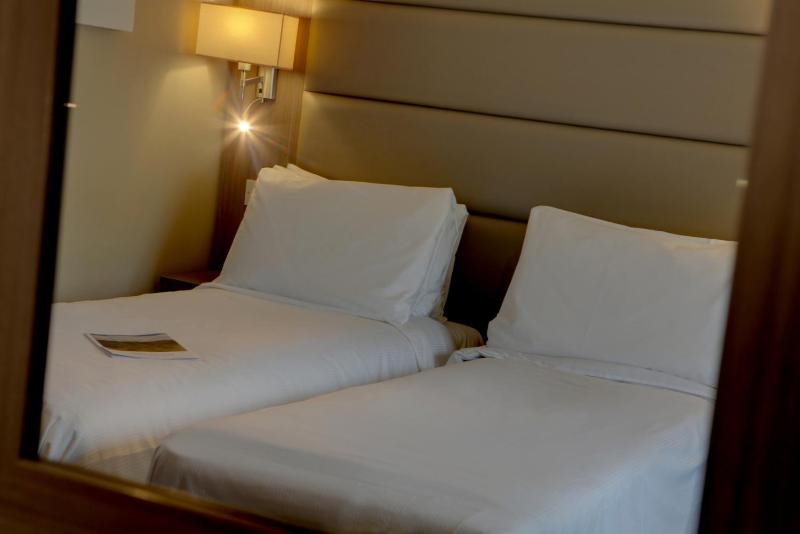 Twin Room - Non-Smoking image 3