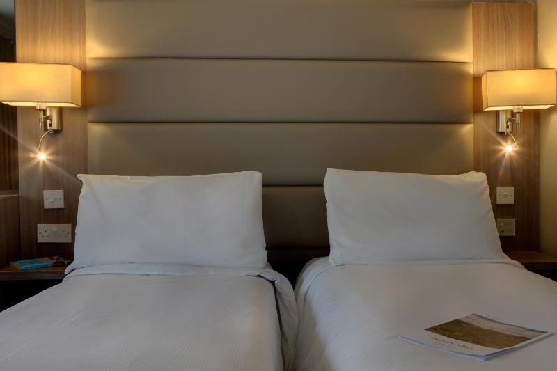 Twin Room - Non-Smoking image 4