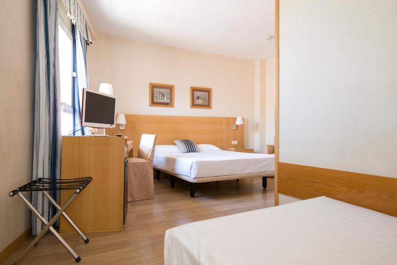 Double Room with Extra Bed image 2