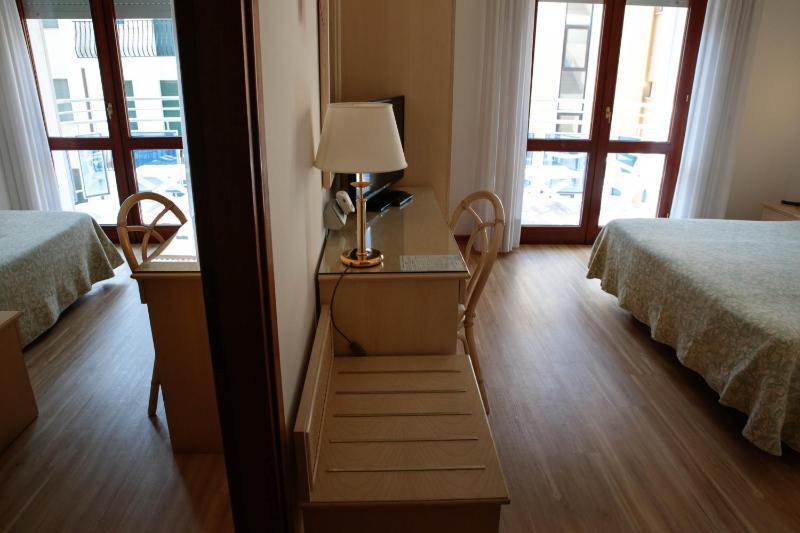 Family Room (2 Adults + 1 Child) image 3