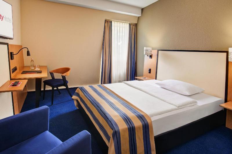 Standard Double Room image 4