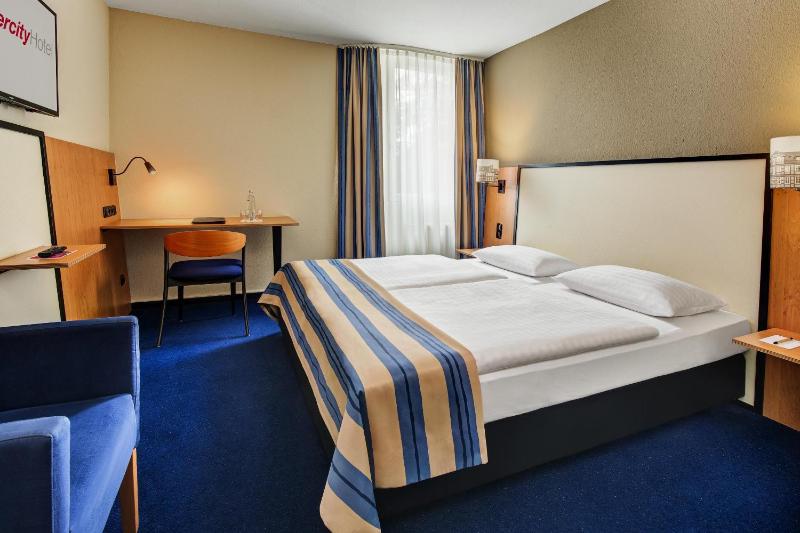 Standard Double Room image 3