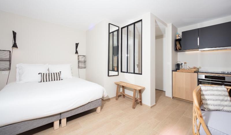 Studios 10 & 11 BY HOTEL DES LICES - image 9