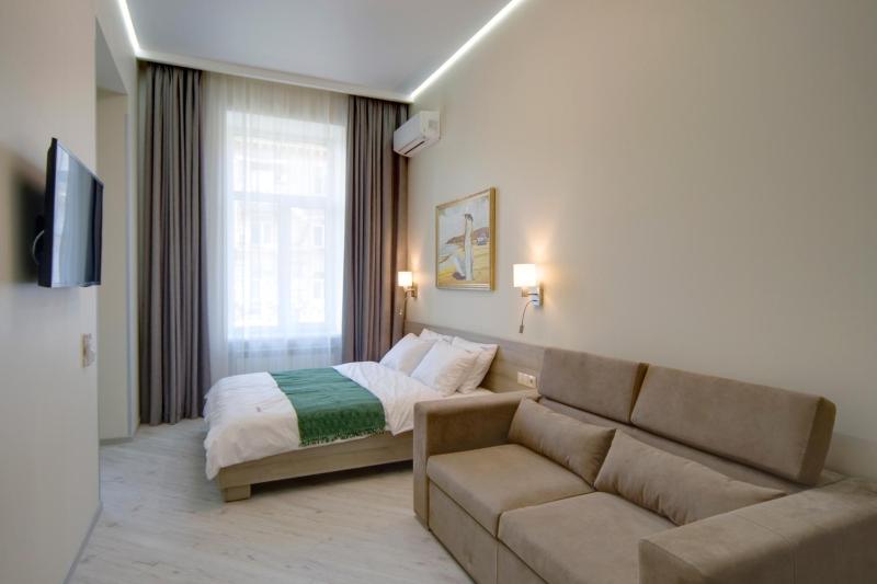Studio Apartment with Spa Bath image 4