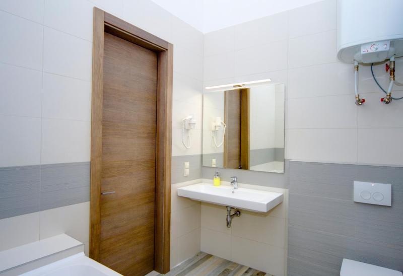 Luxury Studio Apartment with Spa Bath and Sauna image 3