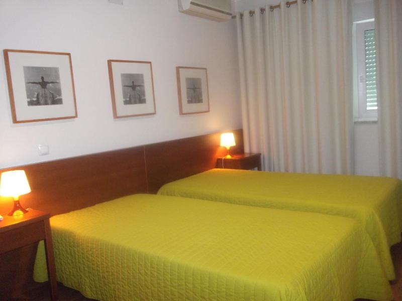 Twin Room image 3