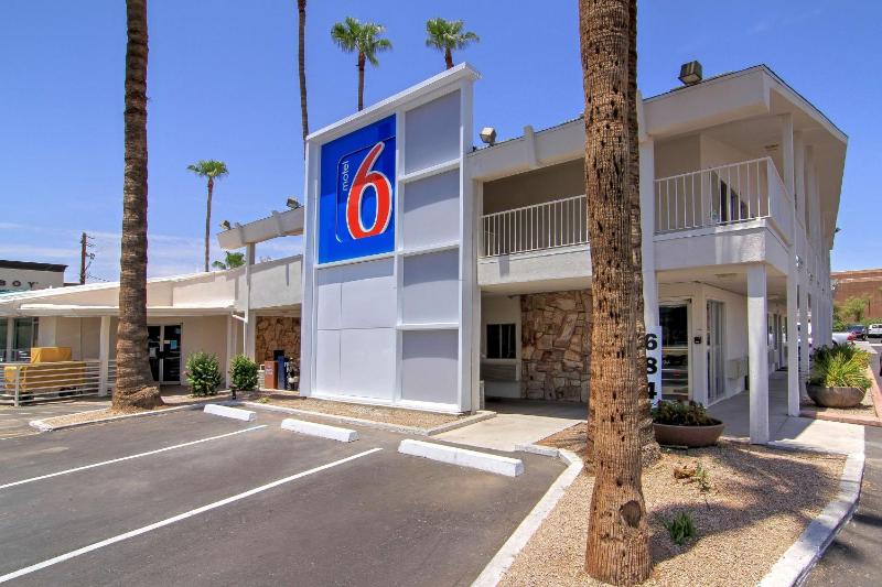 Motel 6 Scottsdale AZ - Old town Scottsdale/Fashion Square - image 1