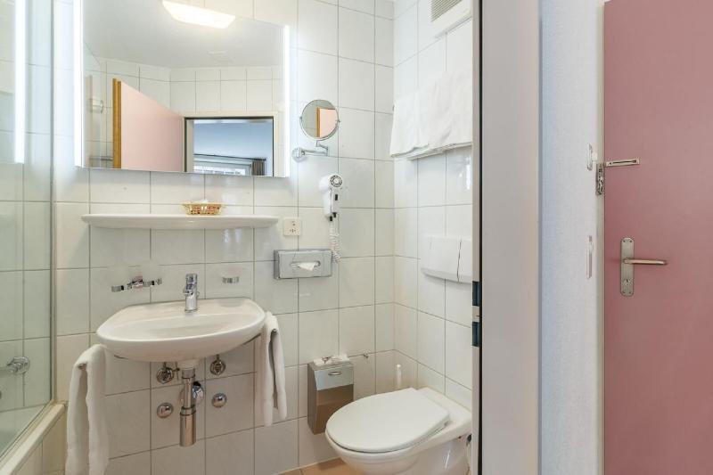 Standard Triple Room image 4