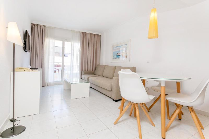 Classic Family Apartment (4 Adults + 1 Child) image 2