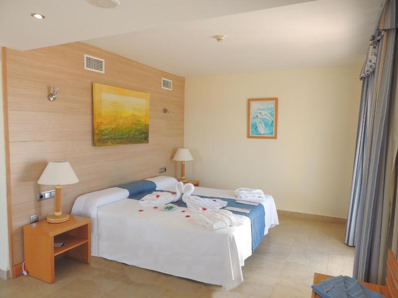 Deluxe Room with Lounge and Terrace image 2