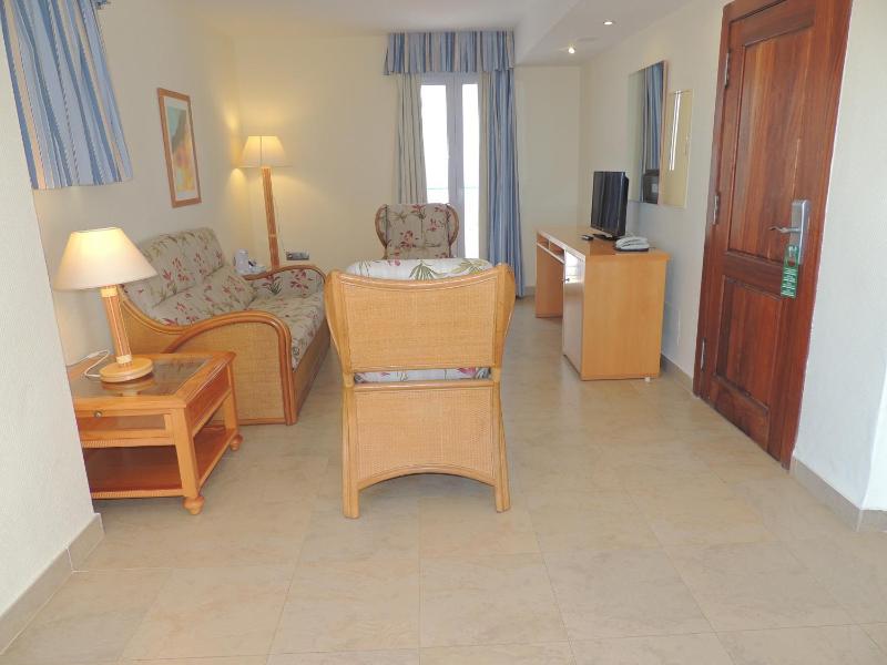 Deluxe Room with Lounge and Terrace image 3
