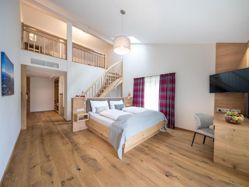 Deluxe Family Room image 3