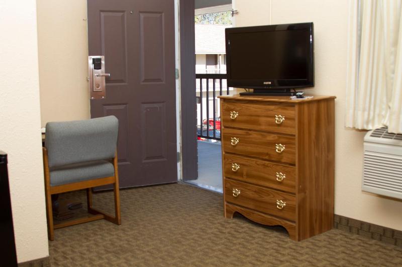 Deluxe Queen Room image 3