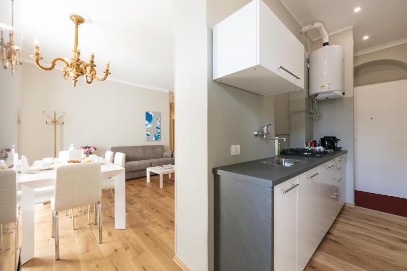 Three-Bedroom Apartment - Via Plinio 5 image 4