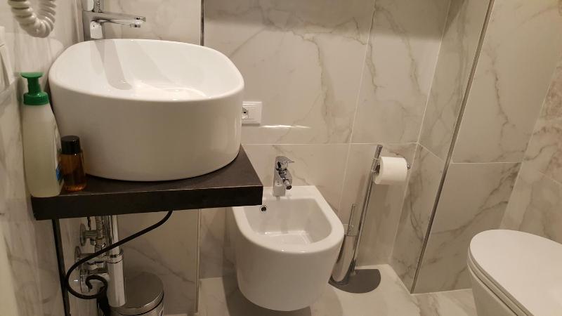 Single Room with Bathroom image 1