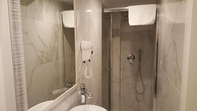 Single Room with Bathroom image 4