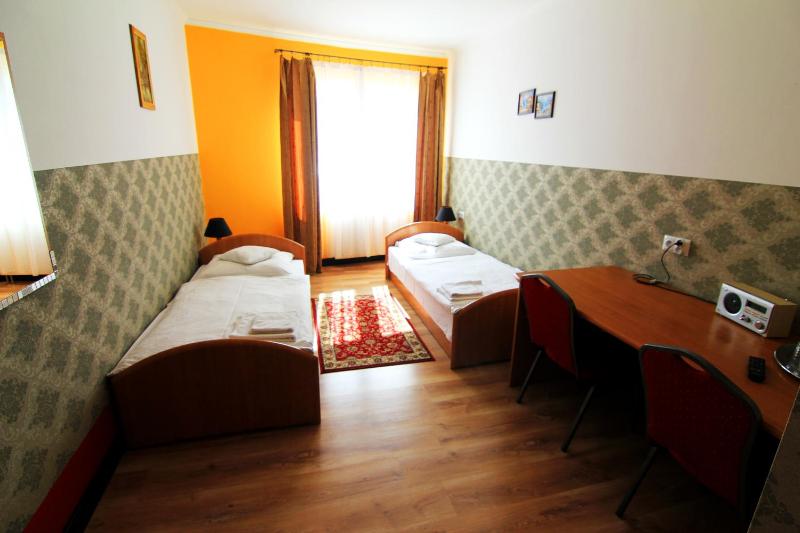 Twin Room image 3