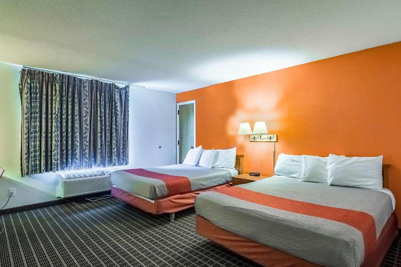 Deluxe Queen Room with Two Queen Beds - Non-Smoking image 2