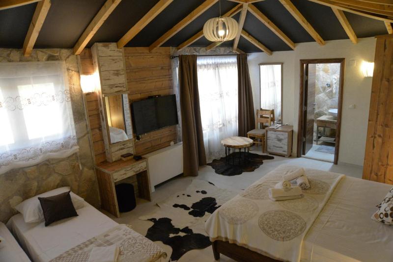 Deluxe Family Room image 3