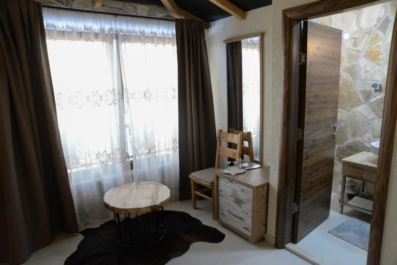 Deluxe Double Room with Extra Bed image 3