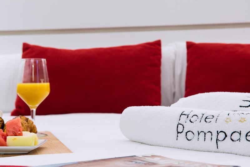 Deluxe Double or Twin Room with Balcony image 4