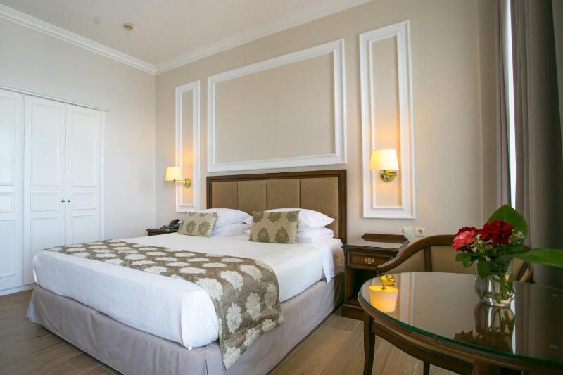 Deluxe Double Room with Sea View image 4