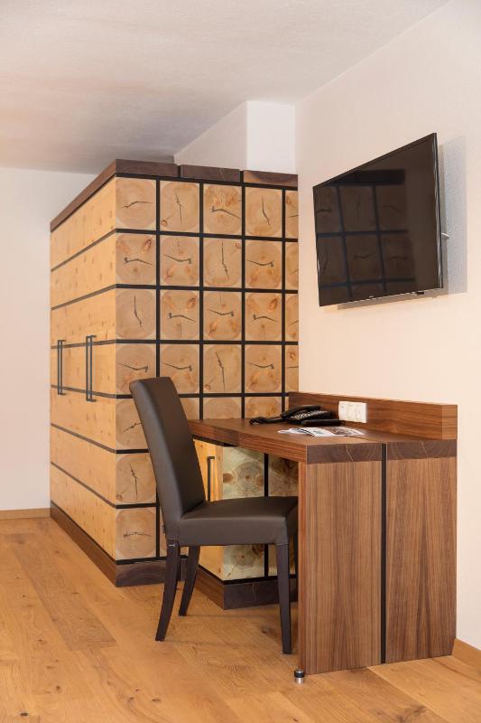 Superior Double Room with Balcony image 3