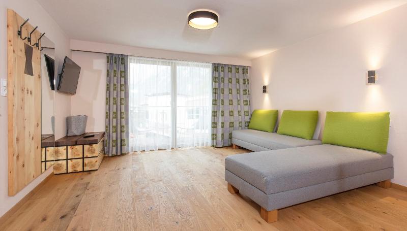 Superior Double Room with Balcony image 4