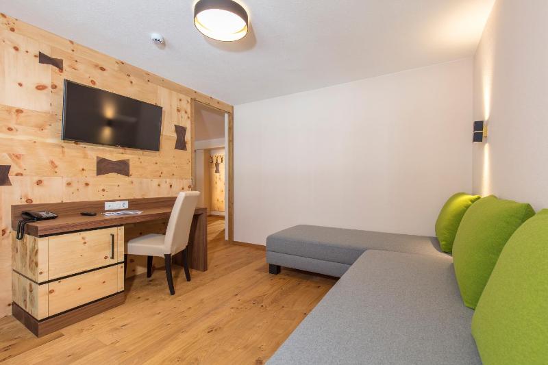 Deluxe Double Room with Balcony image 4