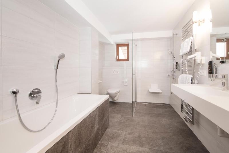 Deluxe Double Room with Balcony image 2