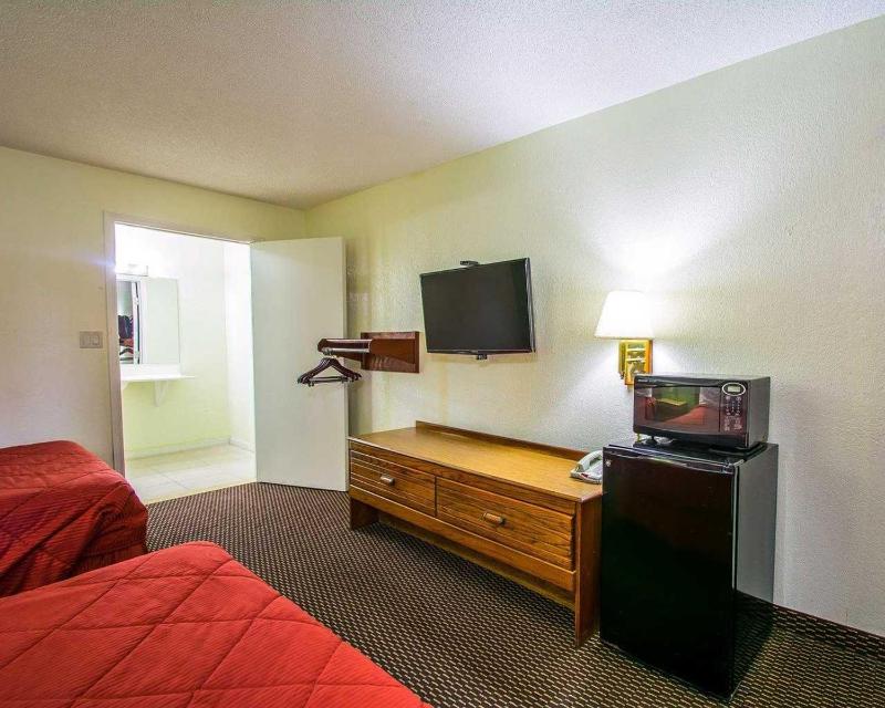 Double Room with Two Double Beds - Smoking image 2