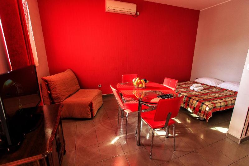 Studio Apartment image 3