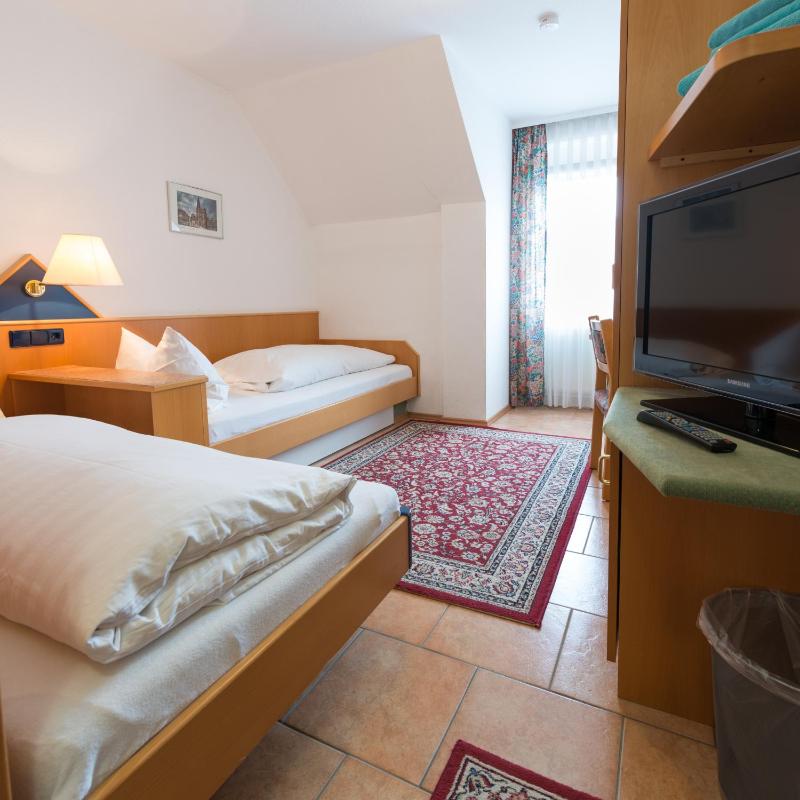 Small Twin Room image 3