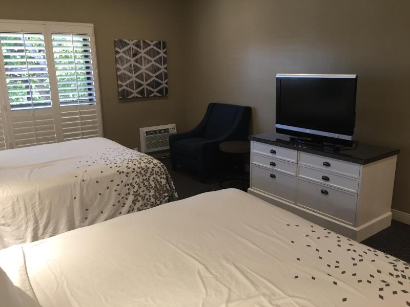 Pacific Shores Inn - image 10