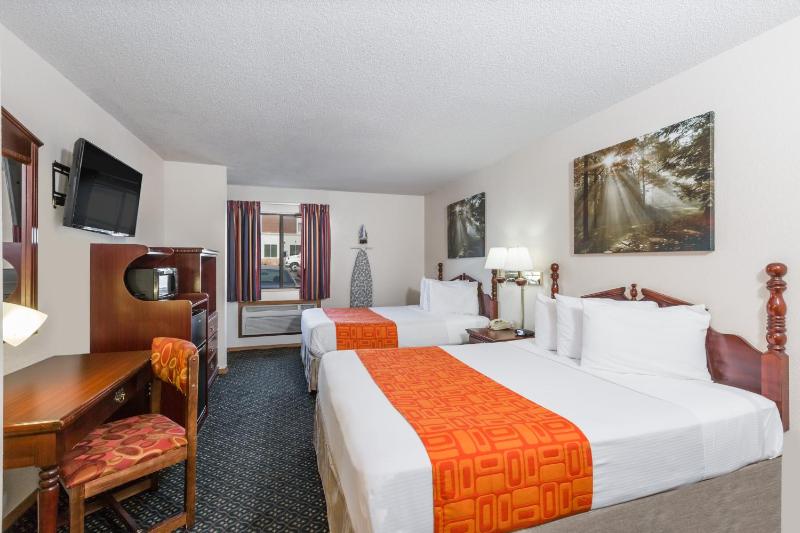 Queen Room with Two Queen Beds - Non-Smoking image 2