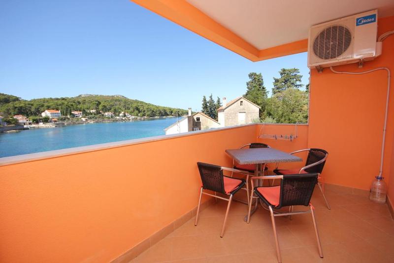 One-Bedroom Apartment with Terrace and Sea View image 4